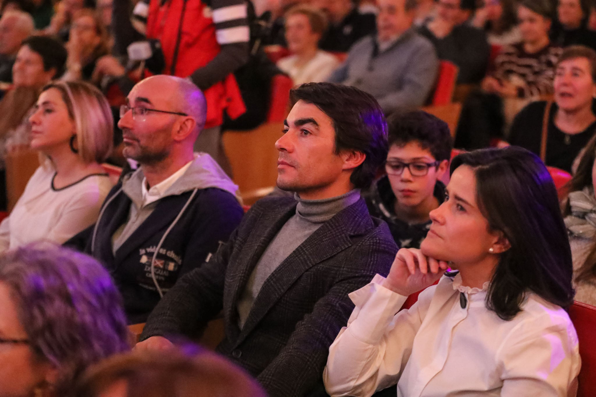 Cruz Roja Salamanca celebró ayer una accidentada XXIV edición de sus Premios Solidaridad. La gala, que fue interrumpida por una alerta de incendio que se quedó en un susto, fue presentada por el periodista y presentador de televisión Javier Gallego.