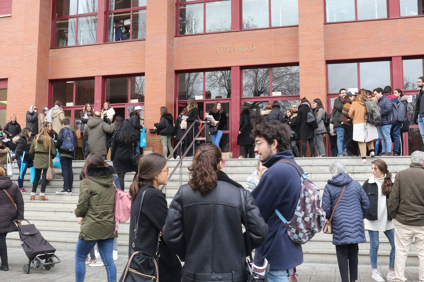 Un total de 35.472 candidatos se examinan este sábado en una veintena de ciudades, entre ellas Salamanca y Valladolid, para obtener una de las 9.539 plazas de formación sanitaria especializada en Medicina, Farmacia, Enfermería, Psicología, Química, Biología y Física convocadas por el Ministerio de Sanidad.