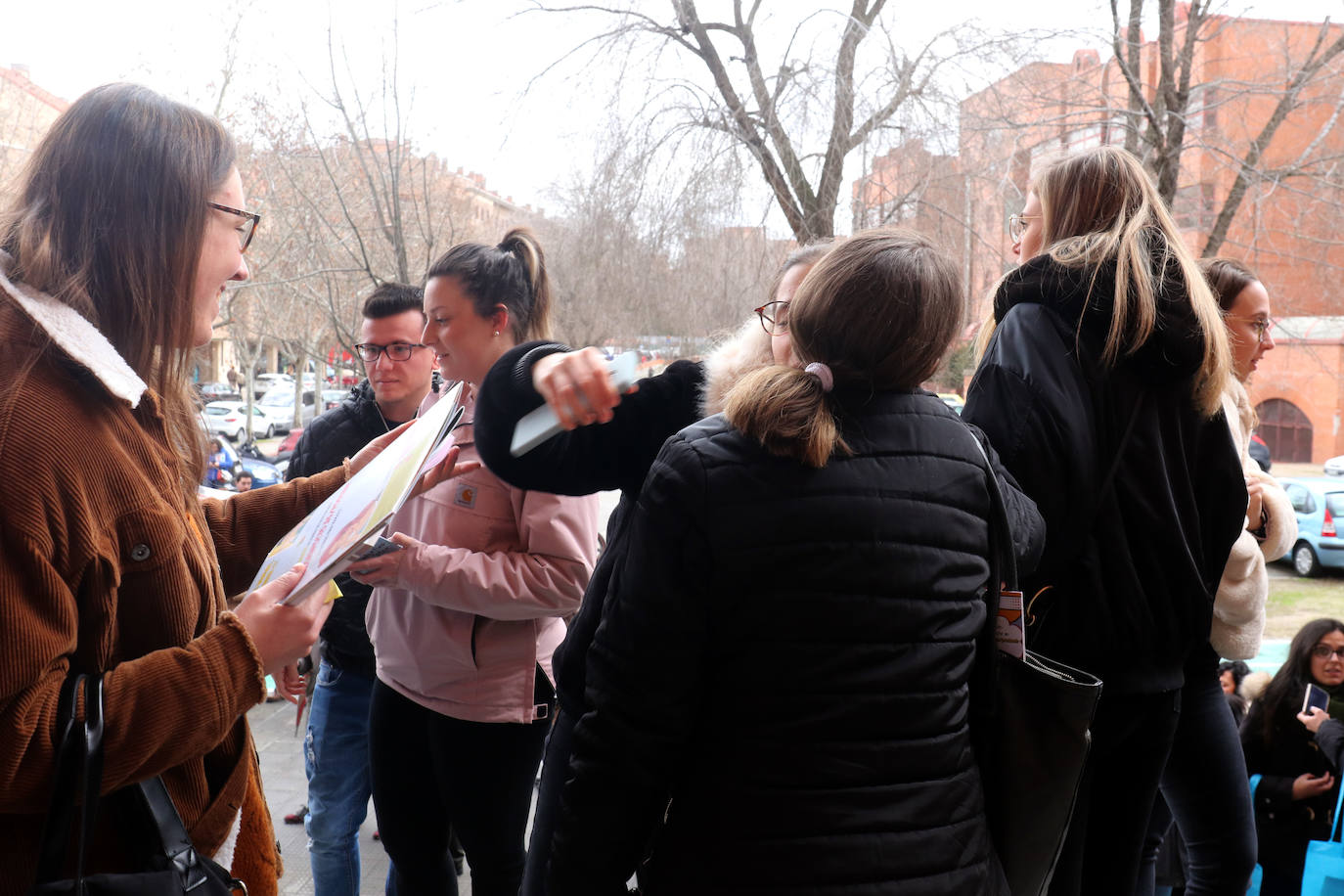 Un total de 35.472 candidatos se examinan este sábado en una veintena de ciudades, entre ellas Salamanca y Valladolid, para obtener una de las 9.539 plazas de formación sanitaria especializada en Medicina, Farmacia, Enfermería, Psicología, Química, Biología y Física convocadas por el Ministerio de Sanidad.