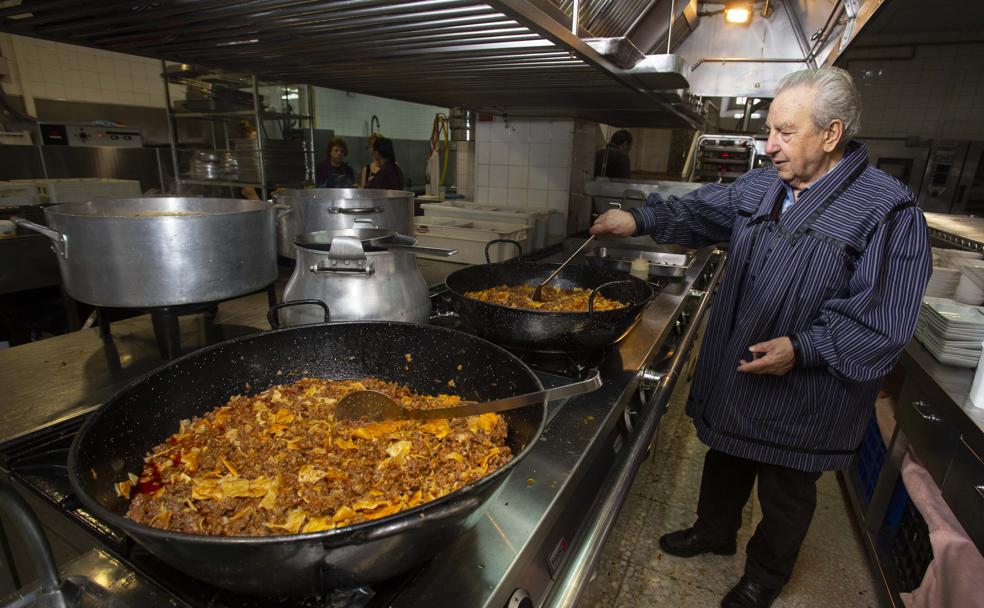 El cocinero Gil Martínez Soto, en las cocinas del comedor Castilla de los Diezmos, donde se celebran las jornadas de la matanza. 