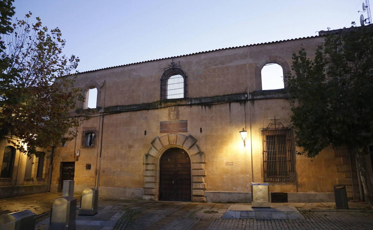 Fachada del Colegio de Carvajal, junto a la Cueva de Salamanca. 