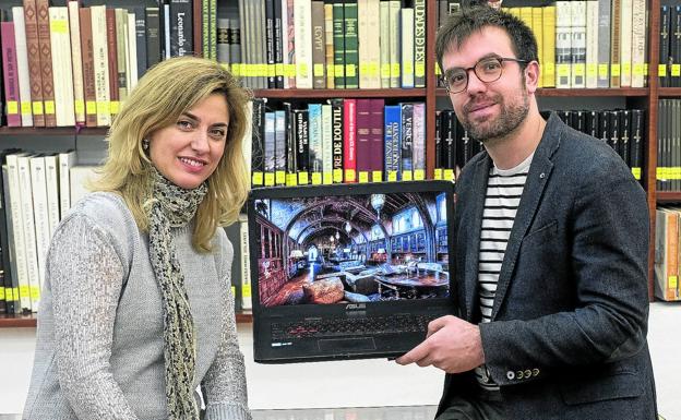 La directora de la Fundación Rehabitar, Izaskun Villena, y el técnico Giovanni Olcese posan con la imagen del estudio del castillo Hearst. 