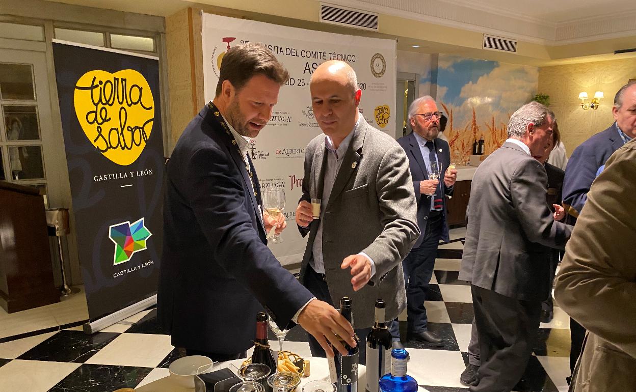 El presidente de la API, Andrés Rosberg, con el vicepresidente de Desarrollo Rural de la Junta, Jorge Llorente, anoche en el hotel Meliá Recoletos. 