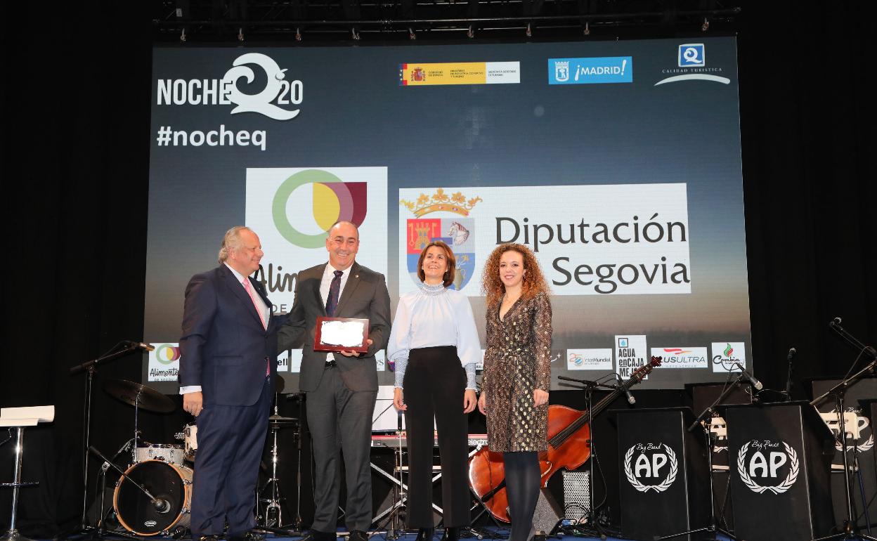 El presidente de la Diputación, Miguel Ángel de Vicente, recibe el reconocimiento para la marca Alimentos de Segovia. 