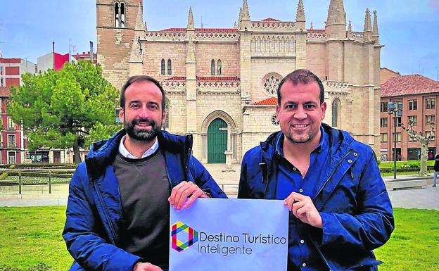 Rodríguez y Bustillo posan ante la Antigua tras regresar de la primera etapa de su viaje por España.