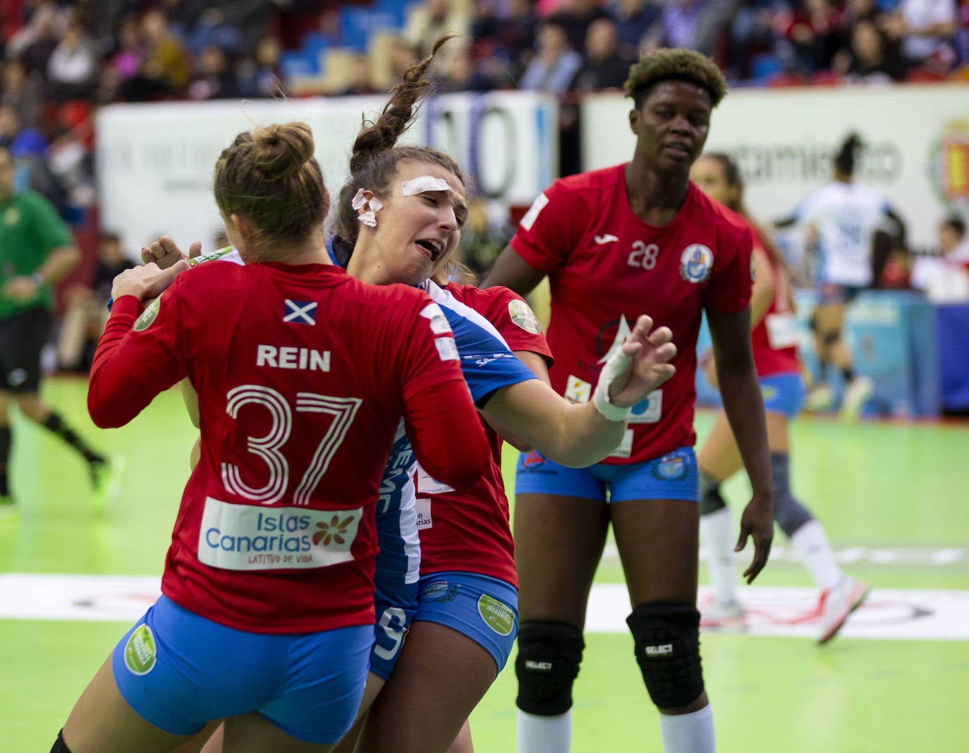 El Aula Alimentos de Valladolid suma su tercera victoria consecutiva (25-24) gracias a un tanto de Bea Puertas en los últimos segundos del partido contra el Balonmano Salud Tenerife.