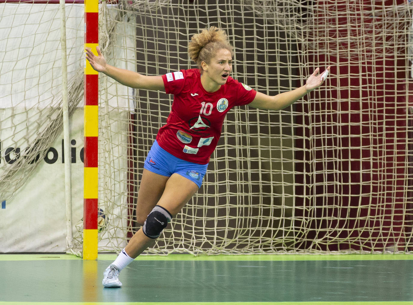 El Aula Alimentos de Valladolid suma su tercera victoria consecutiva (25-24) gracias a un tanto de Bea Puertas en los últimos segundos del partido contra el Balonmano Salud Tenerife.