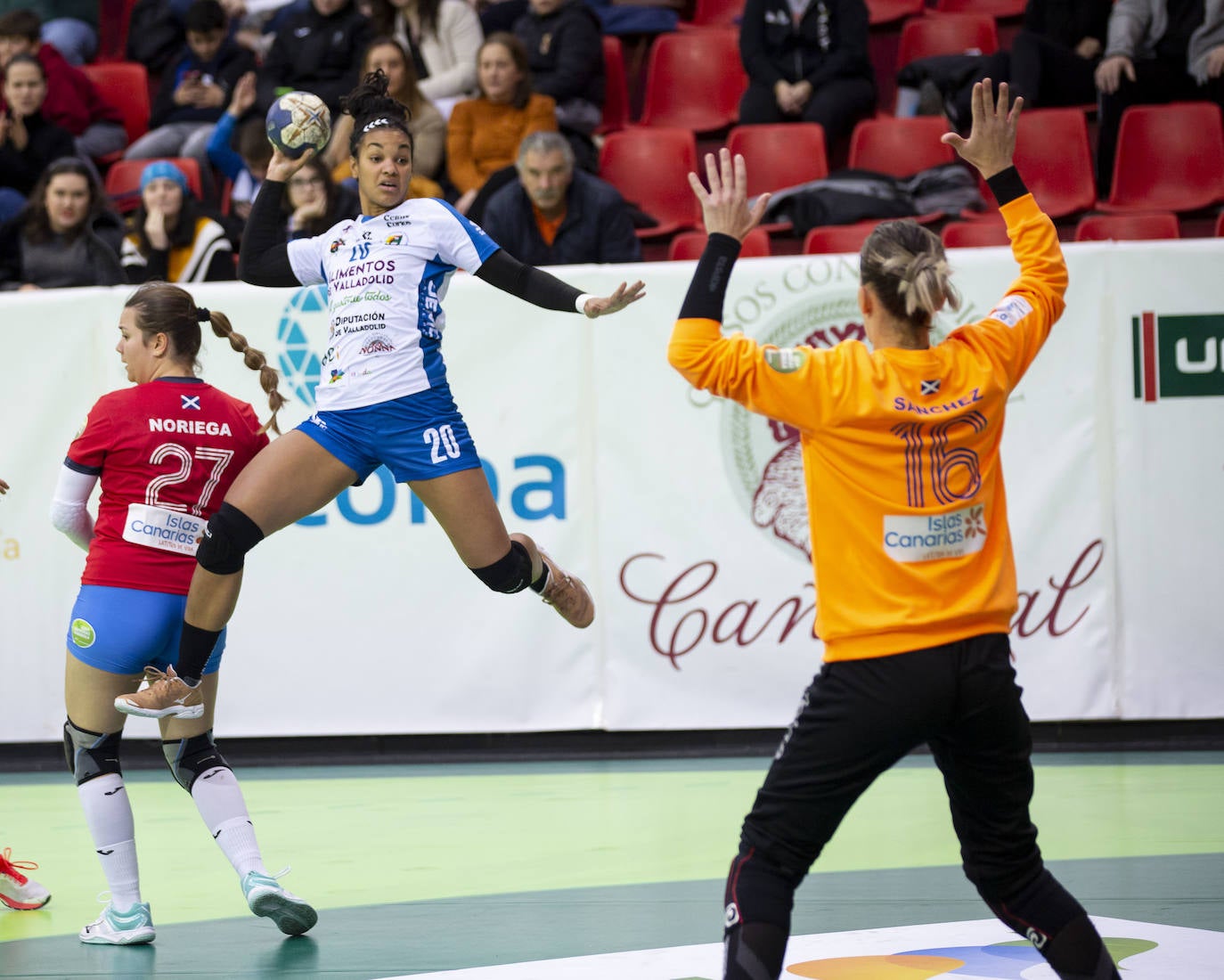 El Aula Alimentos de Valladolid suma su tercera victoria consecutiva (25-24) gracias a un tanto de Bea Puertas en los últimos segundos del partido contra el Balonmano Salud Tenerife.