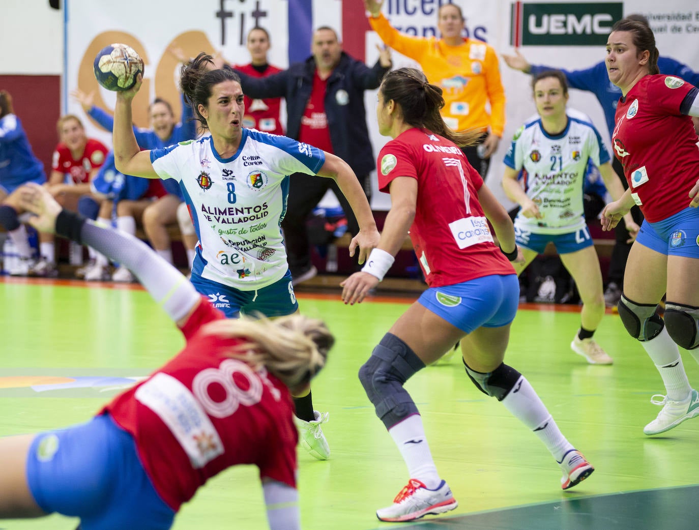 El Aula Alimentos de Valladolid suma su tercera victoria consecutiva (25-24) gracias a un tanto de Bea Puertas en los últimos segundos del partido contra el Balonmano Salud Tenerife.