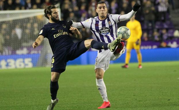 Nacho, autor del único gol del partido, pelea un balón con Guardiola. 