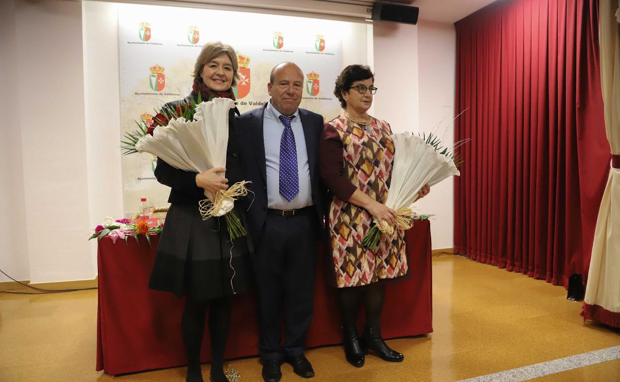 Isabel García Tejería, el alcalde de Valdelosa y Marcelina Ledesma, de Aspar La Besana.