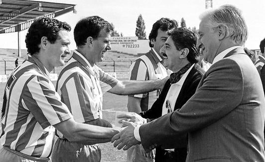 Isacio, a la derecha, y Landáburu, segundo por la izquierda, en un partido de veteranos en 1995.