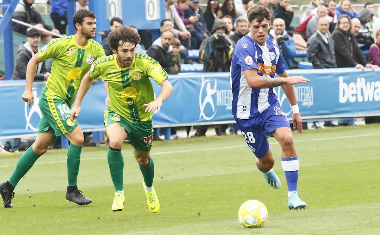 Javi Navas y Carlos de la Nava, ante el Alavés B en la primera vuelta. 