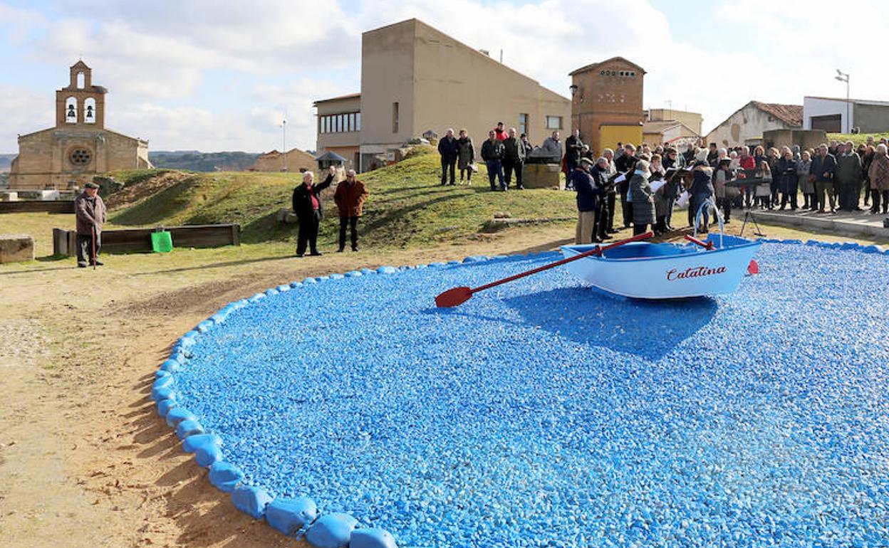 Homenaje a los Pescadores, en Castronuño, con la instalación de la barca de Abundio Hernández, el último pescador en faenar en las aguas del río Duero.