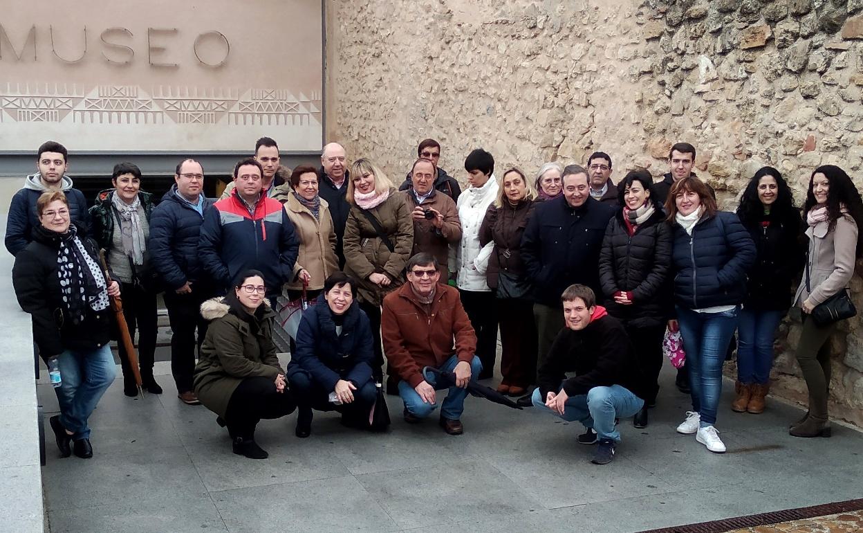 Miembros de la cofradía tras la visita al Museo de Segovia. 