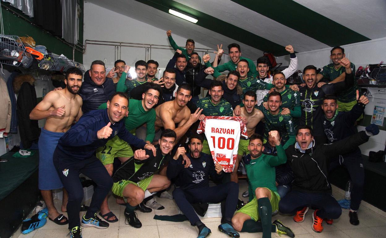 Los jugadores y técnicos del CD Guijuelo celebran la victoria en el vestuario. 