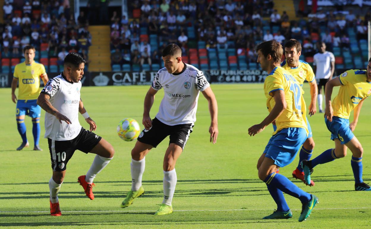 Una acción del partido de la primera vuelta ante el Real Unión con Galván intentando controlar el balón. 