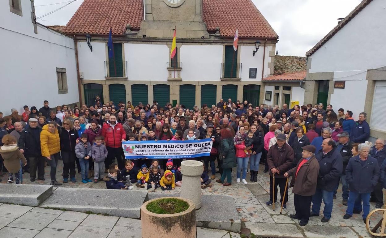 Vecinos de todas las edades se concentraron ayer en el municipio de Los Santos en contra de la reforma sanitaria. 