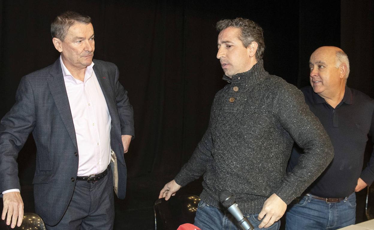 José Sánchez Parra, a la izquierda, junto al presidente de la Segoviana, Agustín Cuenca. 