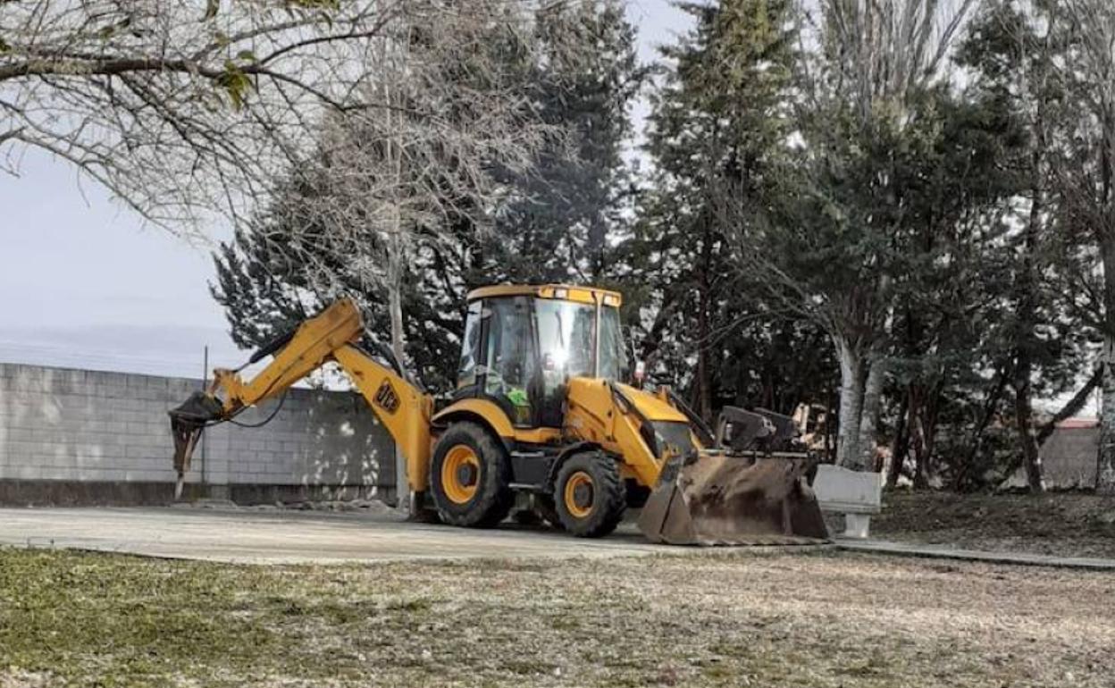 Una máquina excavadora comenzó el viernes a trabajar en el polideportivo. 