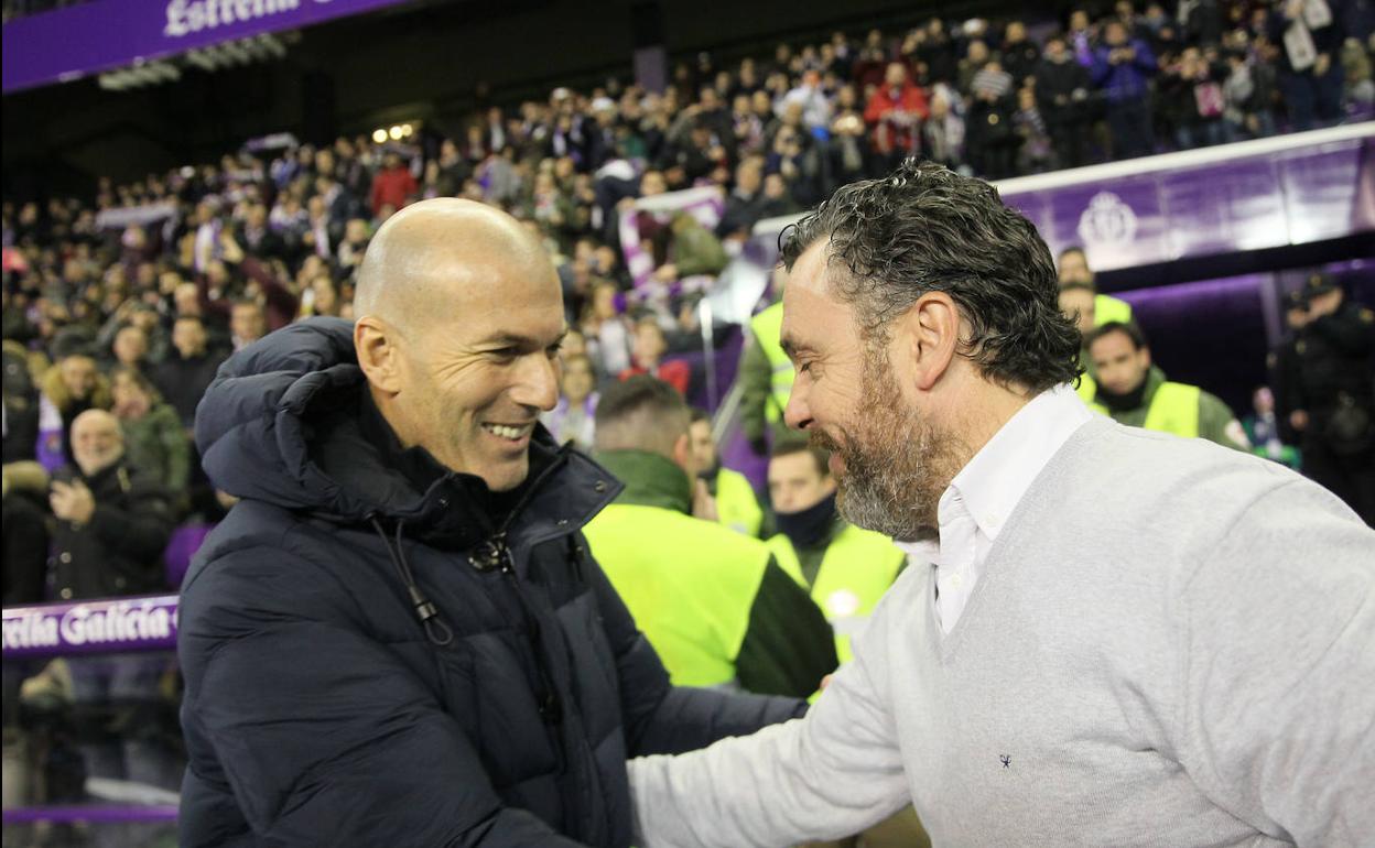 Zidane y Sergio se saludan antes del partido en la zona técnica. 