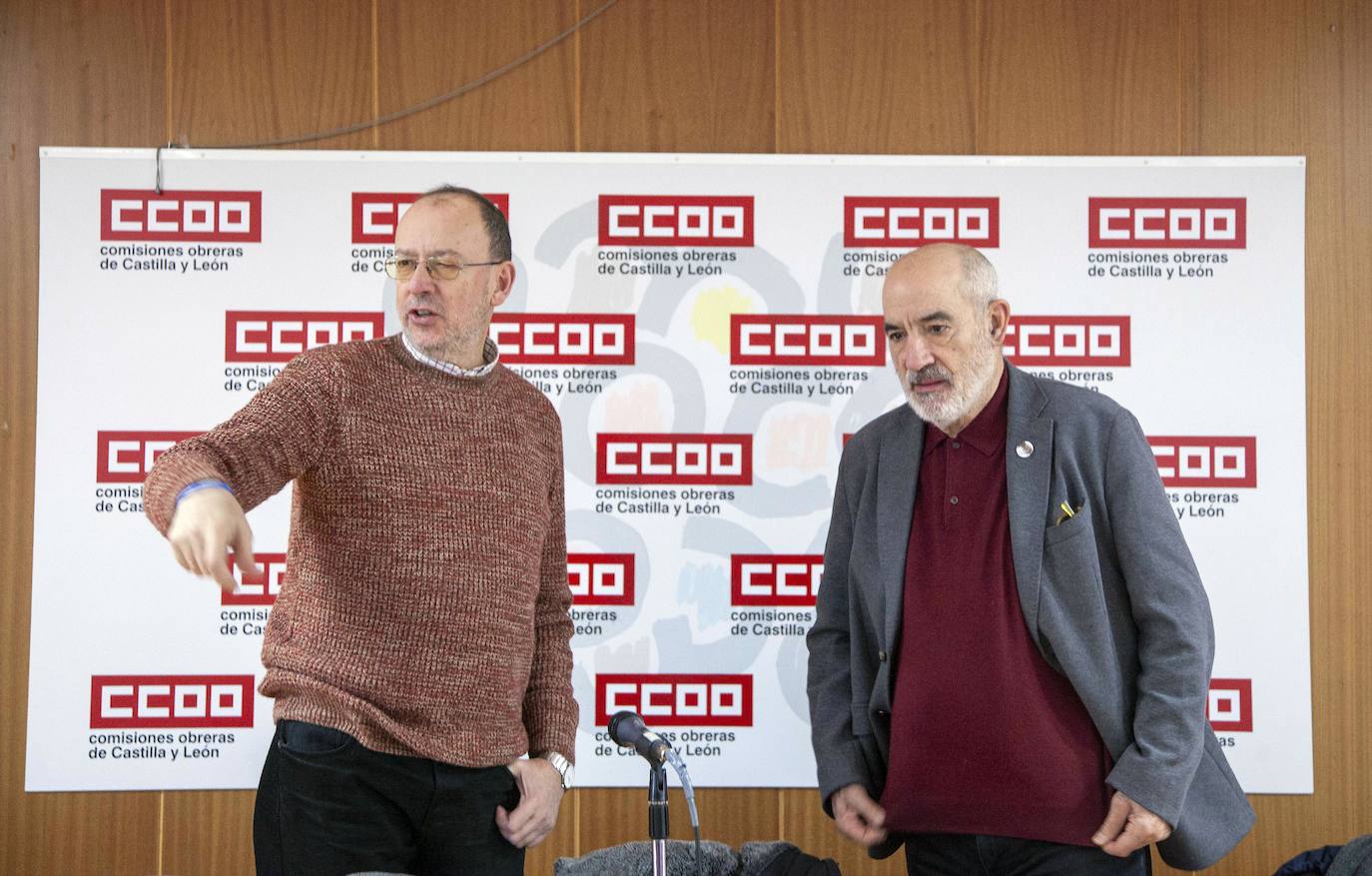 Alejandro Ruiz, único superviviente de la matanza de los abogados laboralistas en Madrid en la presentación de la campaña 'Memorias de Atocha' organizado por la Fundación Jesús Pereda de Comisiones Obreras Castilla y León junto al responsable de la Fundación, Ignacio Fernández.