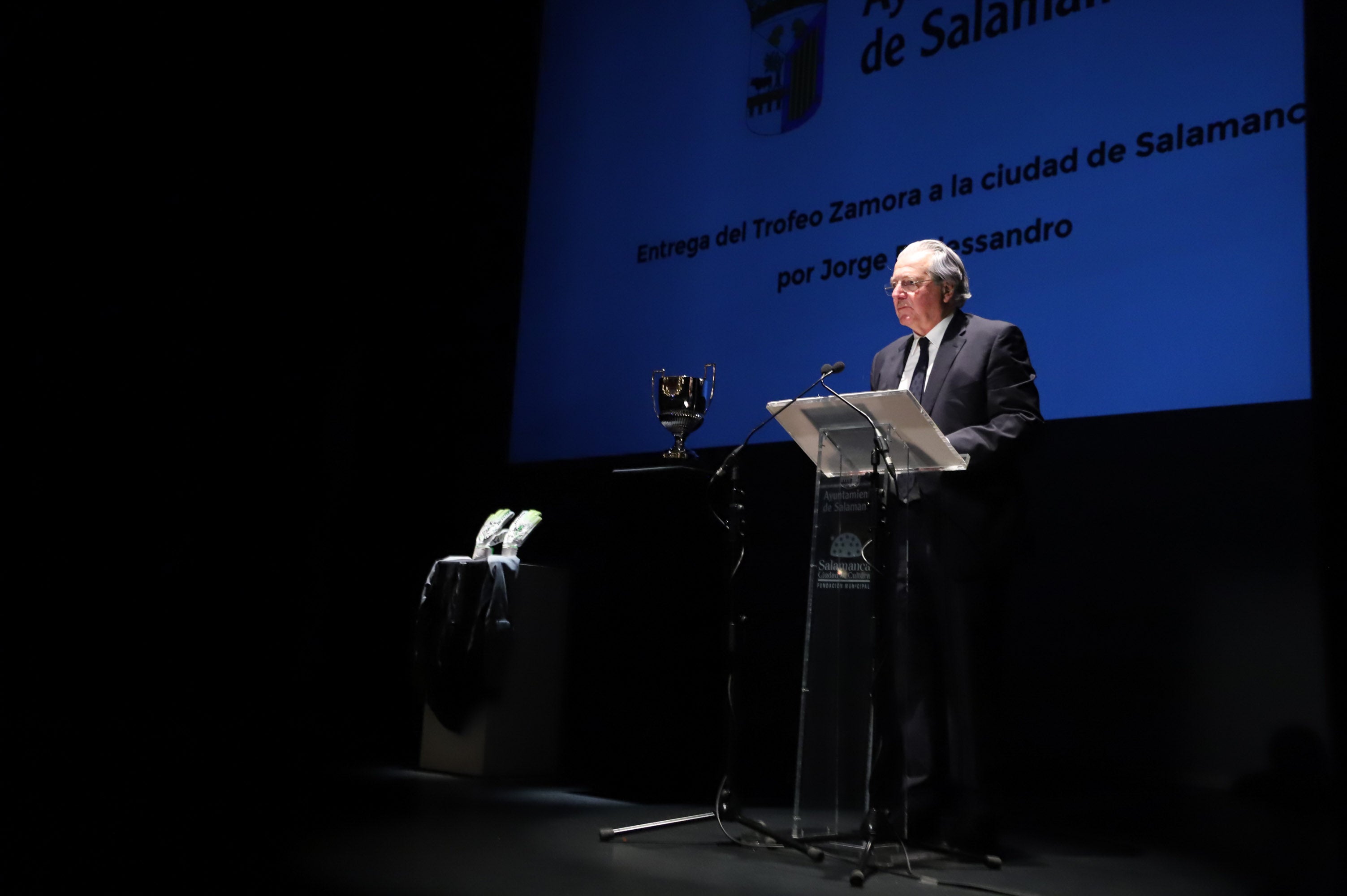 Fotos: Entrega del Trofeo Zamora de Jorge D&#039;Alessandro al ayuntamiento de Salamanca