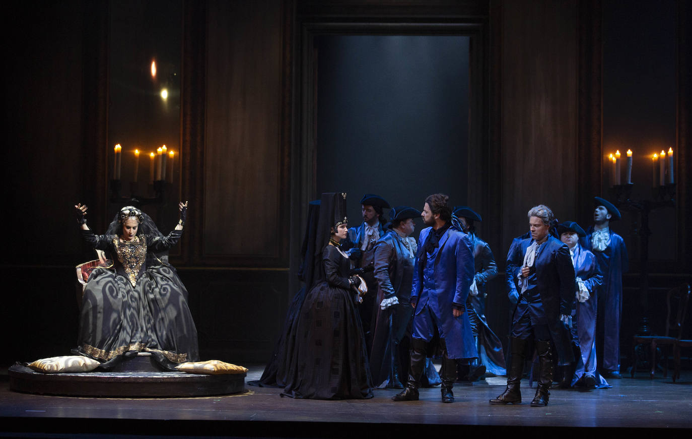 El Teatro Calderón de Valladolid pondrá en escena este miércoles, viernes y domingo la reposición de 'Un ballo in maschera', de Giuseppe Verdi, en un montaje, con la colaboración de la Opera Estatal de Hungría y de la Ópera de Oviedo, en un montaje en el que participarán 120 personas, entre cantantes, coro y músicos.