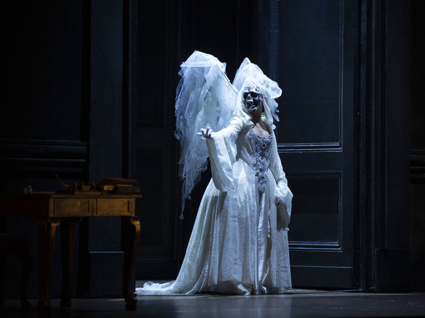 El Teatro Calderón de Valladolid pondrá en escena este miércoles, viernes y domingo la reposición de 'Un ballo in maschera', de Giuseppe Verdi, en un montaje, con la colaboración de la Opera Estatal de Hungría y de la Ópera de Oviedo, en un montaje en el que participarán 120 personas, entre cantantes, coro y músicos.