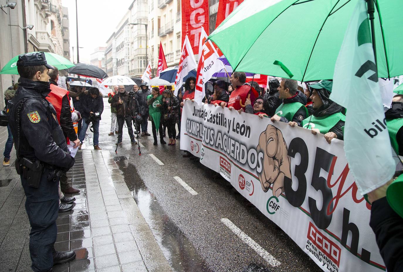 Los manifestantes han expresado su descontento con la Junta de Castilla y León y han reivindicado la semana laboral de 35 horas