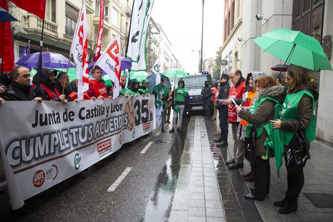 Los manifestantes han expresado su descontento con la Junta de Castilla y León y han reivindicado la semana laboral de 35 horas