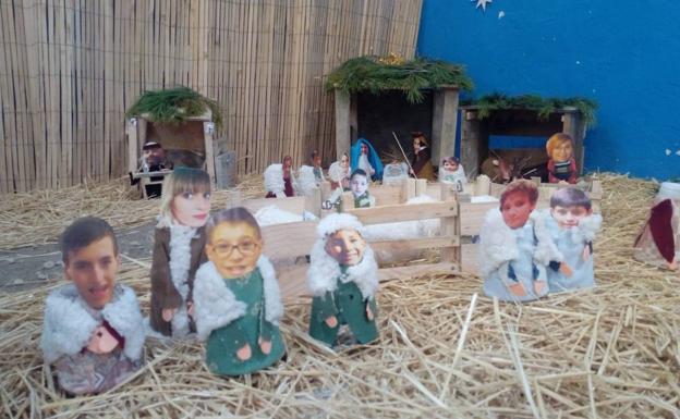 Belén reciclado de Robladillo, con las caras de los vecinos. 