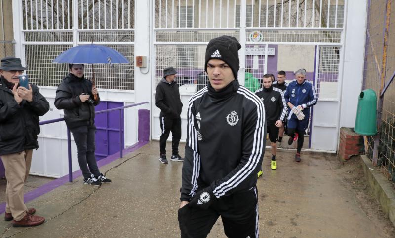 El día 1 de Ben Arfa en Valladolid amaneció lluvioso en los Anexos, donde un puñado de aficionados desafiaron al mal tiempo para presenciar in situ las evoluciones de la nueva adquisición del club blanquivioleta
