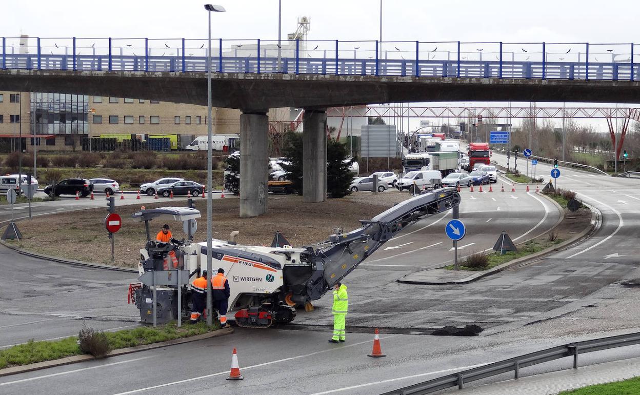 Atascos por las obras de fresado por el mal estado del firme en el cruce de la autovía de Segovia con la ronda VA-30 y las calles Oro y Topacio, en el polígono de San Cristóbal.