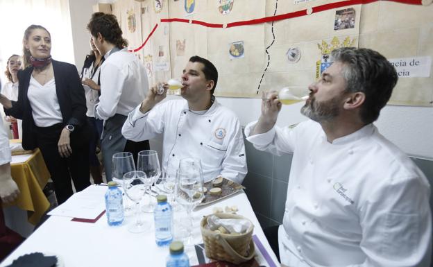 Los restauradores Christophe Dovergne y Ulrich Hoeche, durante la cata de cervezas. 