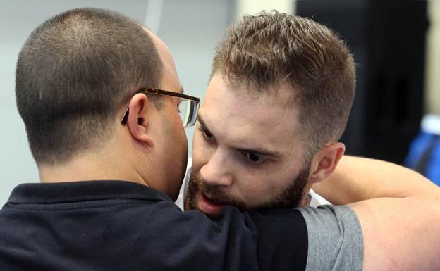 Llopis, a la derecha, se abraza con el entrenador del Nava, Dani Gordo. 