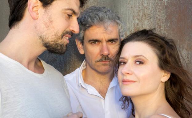 Elda García, protagonista y libretista de la obra, junto al resto del elenco; Chema Coloma (izqda) y José EmilioVera (centro).