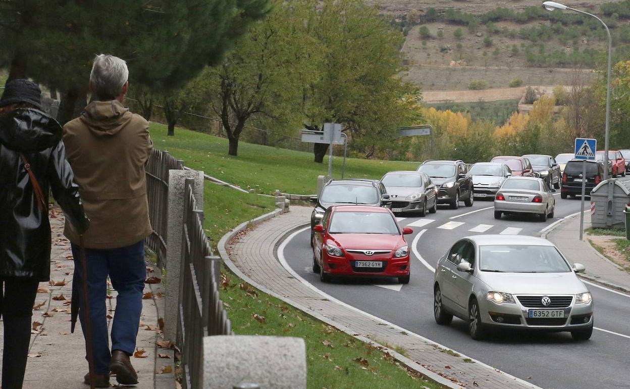 Vehículos circulan por la calle San Gabriel. 