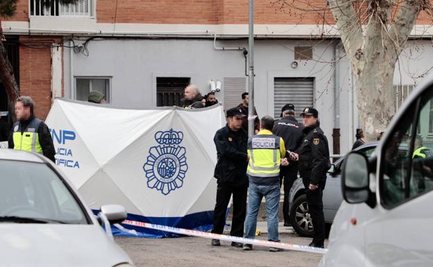 Agentes policiales en el lugar en el que se produjo el tiroteo.