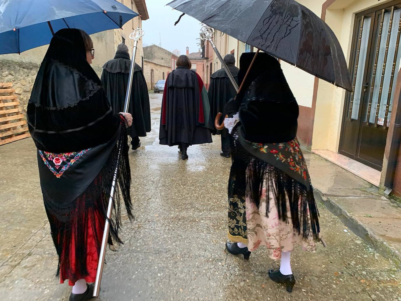 La diputada va a buscar con la música a la mayordoma y después van a misa con todas la cofrades. 