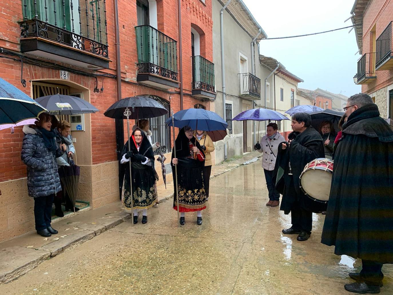 La diputada va a buscar con la música a la mayordoma y después van a misa con todas la cofrades. 