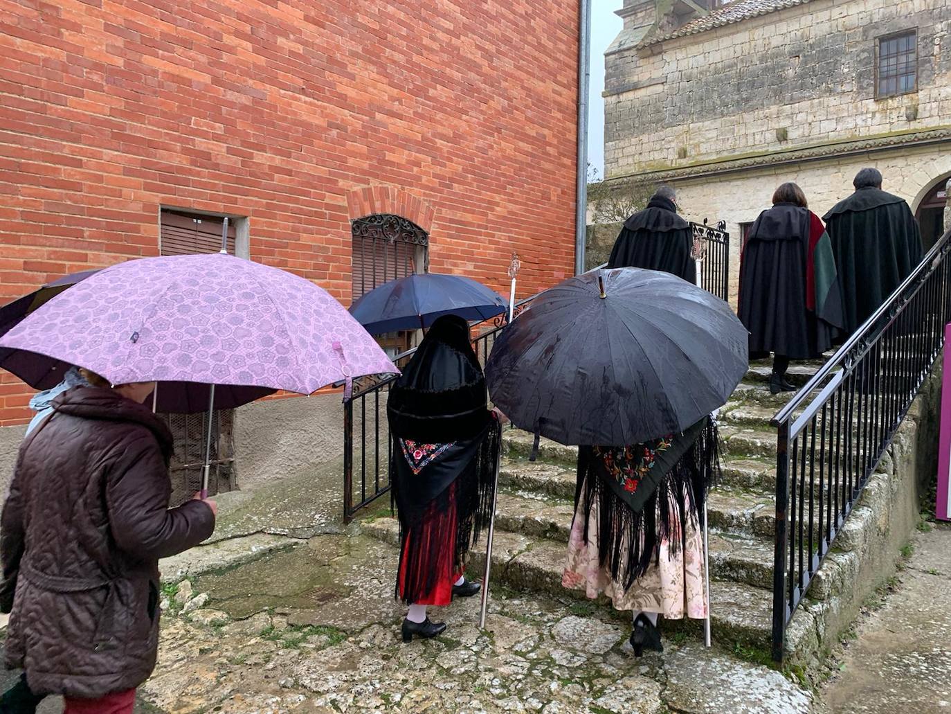 La diputada va a buscar con la música a la mayordoma y después van a misa con todas la cofrades. 