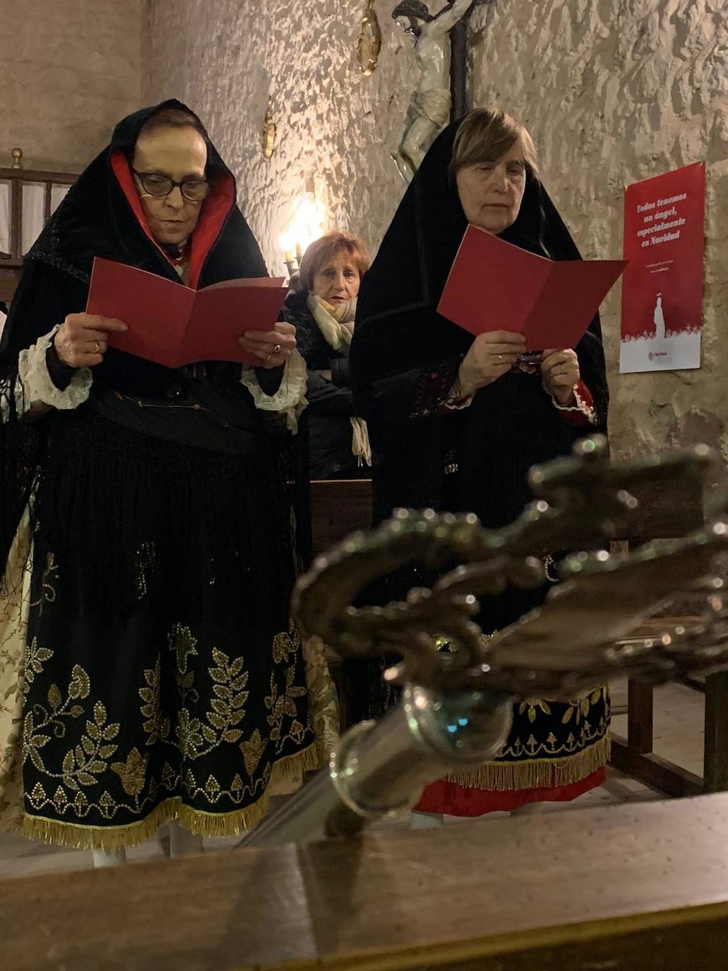 La diputada va a buscar con la música a la mayordoma y después van a misa con todas la cofrades. 