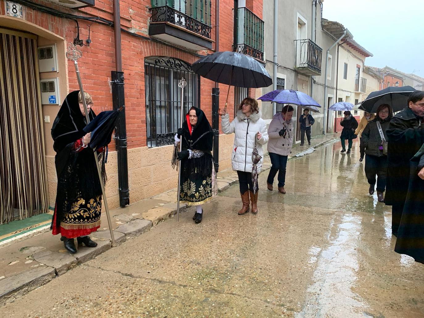 La diputada va a buscar con la música a la mayordoma y después van a misa con todas la cofrades. 