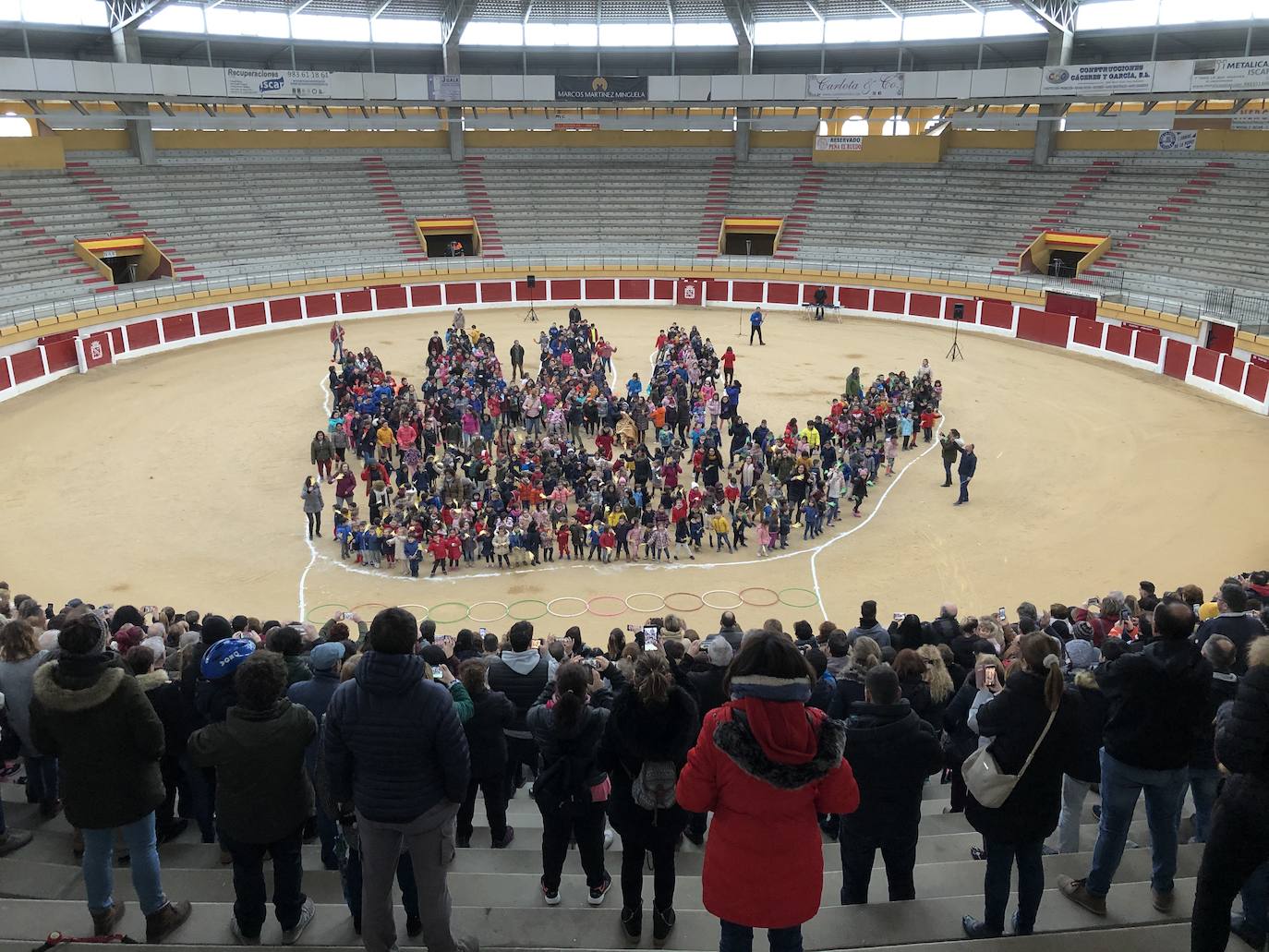 El CEIP Alvar Fañez de la localidad vallisoletana de Íscar celebra el Día de la Paz.