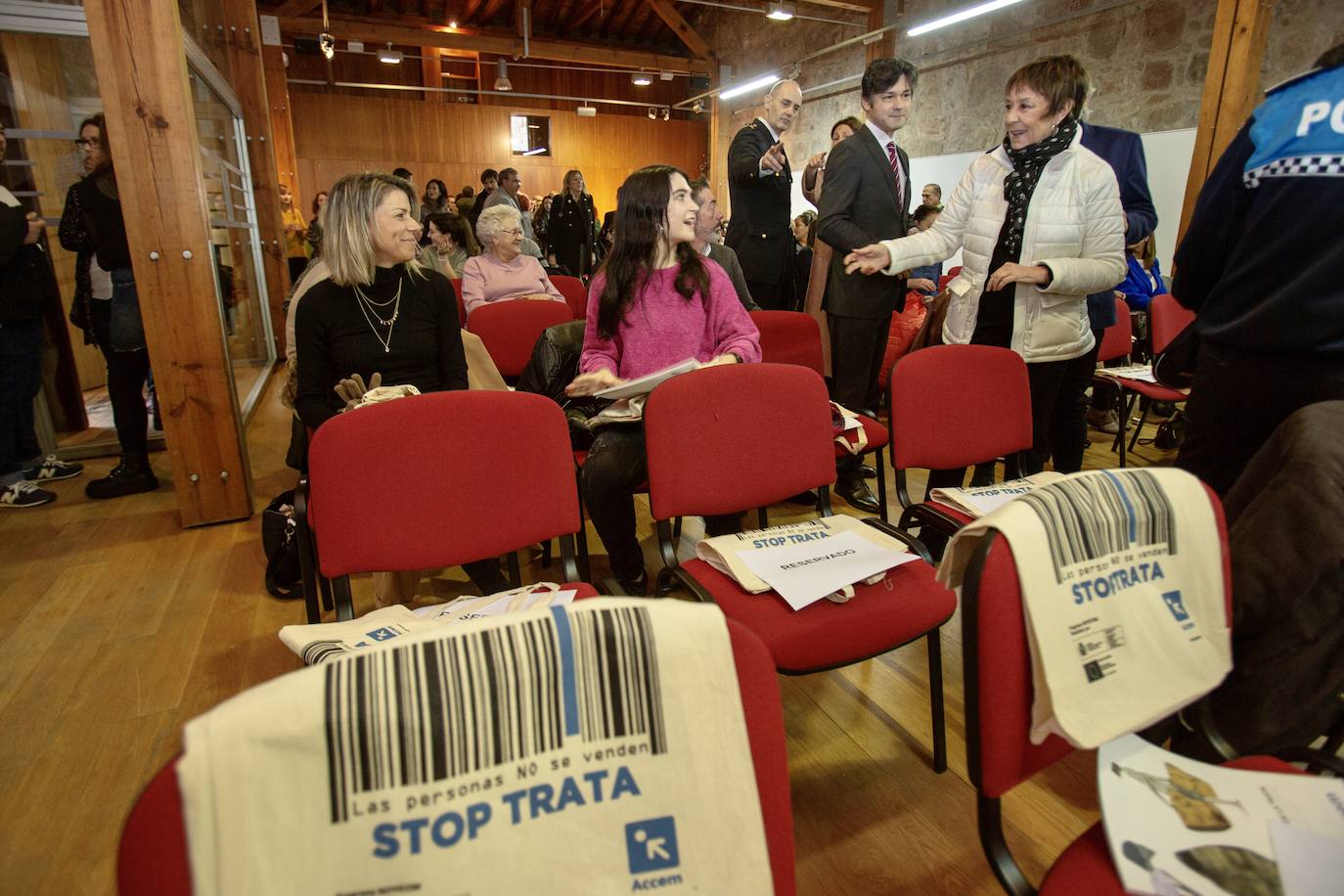 La delegada del Gobierno en Castilla y León, Mercedes Martín, inaugura en Ávila la jornada 'La otra cara de la trata', en la que se presenta el informe diagnóstico sobre otras formas de trata que afectan a las mujeres