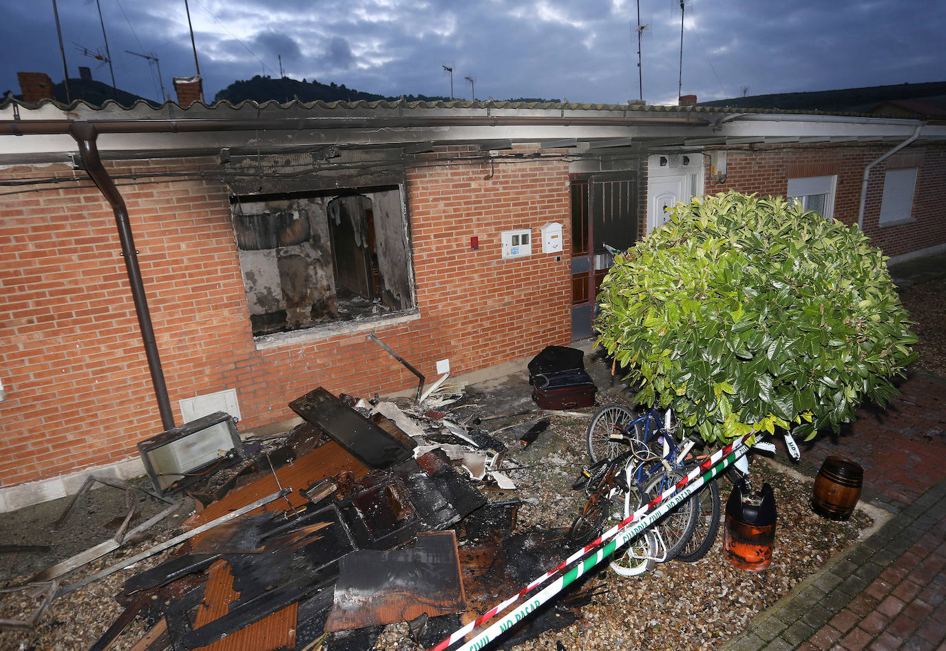 Arde una vivienda en la localidad palentina de Tariego con dos mujeres y un hombre en su interior.