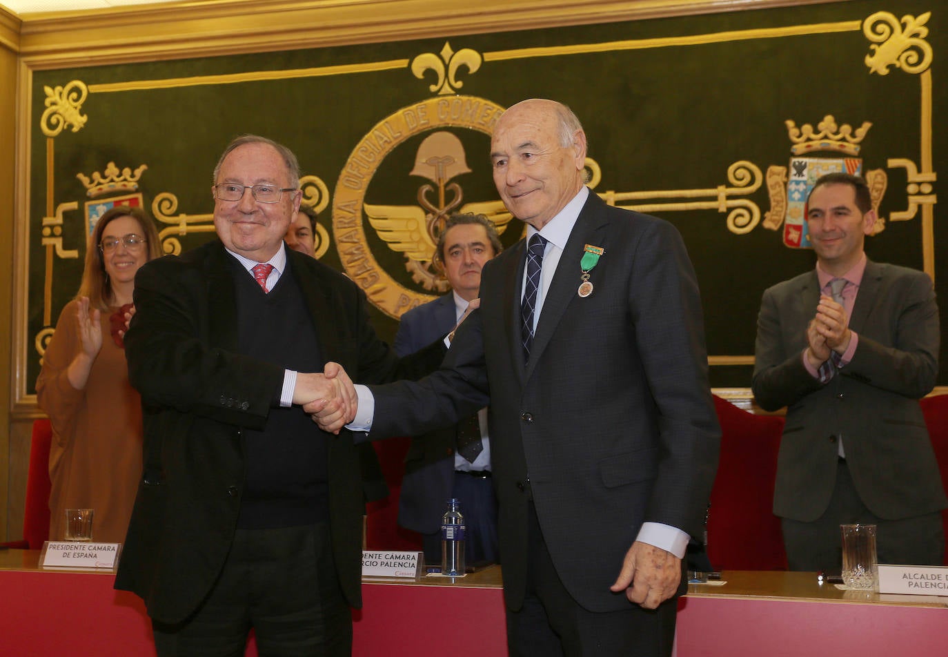 El presidente de la Cámara de España, José Luis Bonet (I), entrega la Medalla de Oro de la Orden de la Cámara de Comercio de España al expresidente de la Cámara de Palencia, Vicente Villagrá Blanco (D).