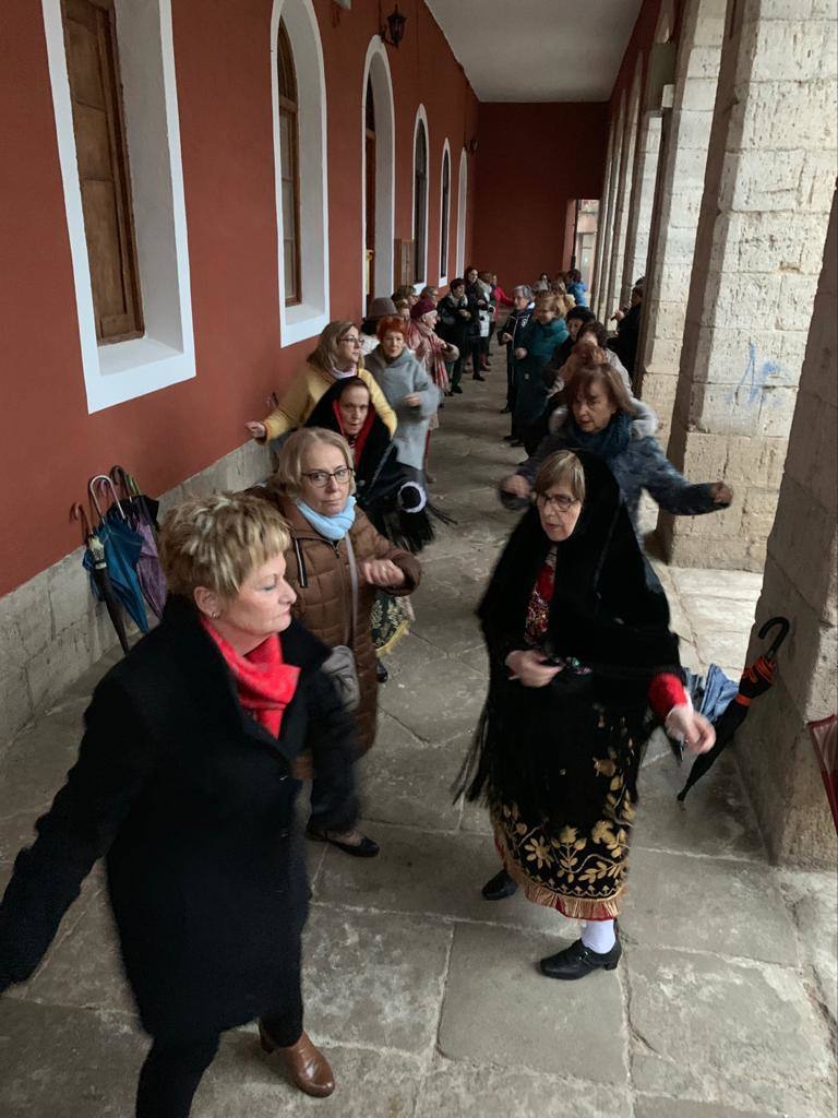 La diputada va a buscar con la música a la mayordoma y después van a misa con todas la cofrades. 