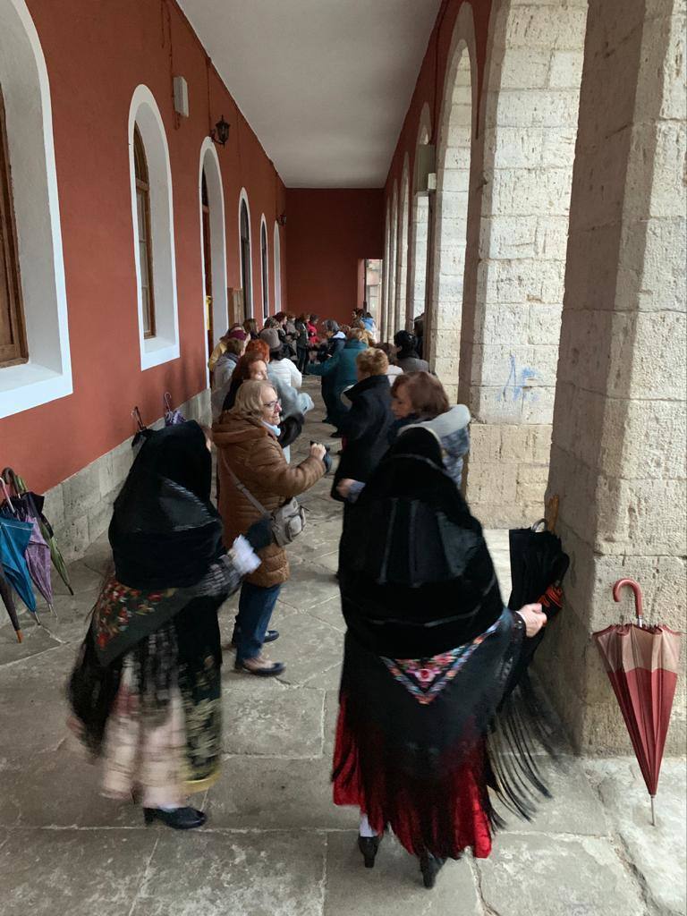 La diputada va a buscar con la música a la mayordoma y después van a misa con todas la cofrades. 